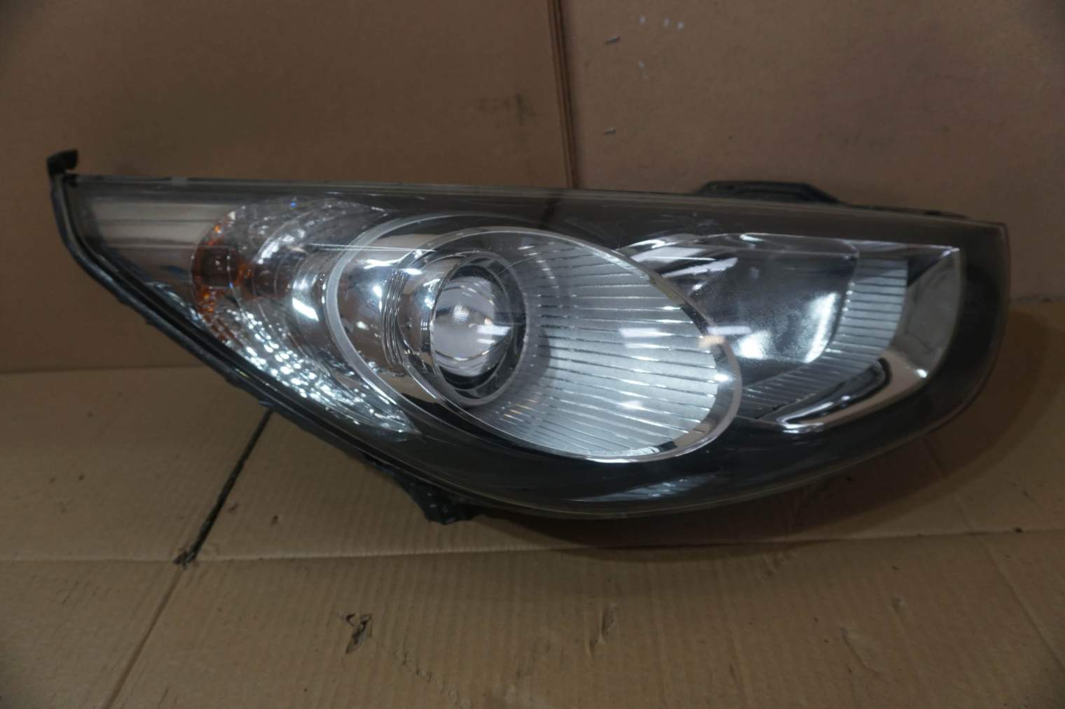 HYUNDAI IX35 PRAWA LAMPA 921022Y020