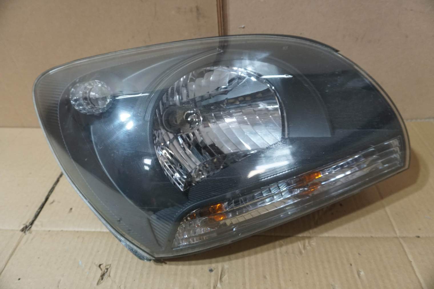 KIA SPORTAGE II PRAWA LAMPA 92102-0Z030