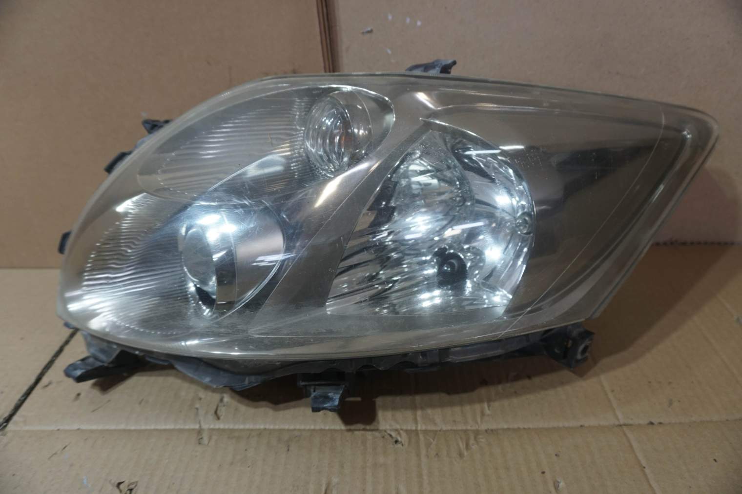 TOYOTA AURIS E15 LAMPA LEWA 81150-02500