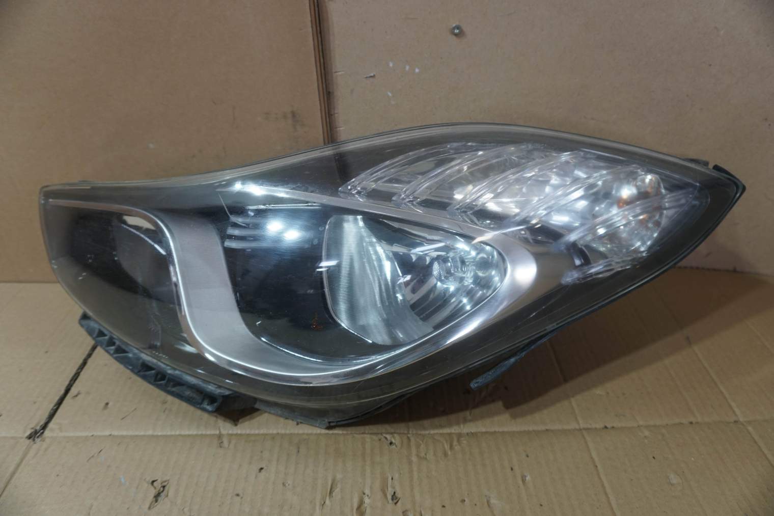 HYUNDAI IX20 LEWA LAMPA 921011K010