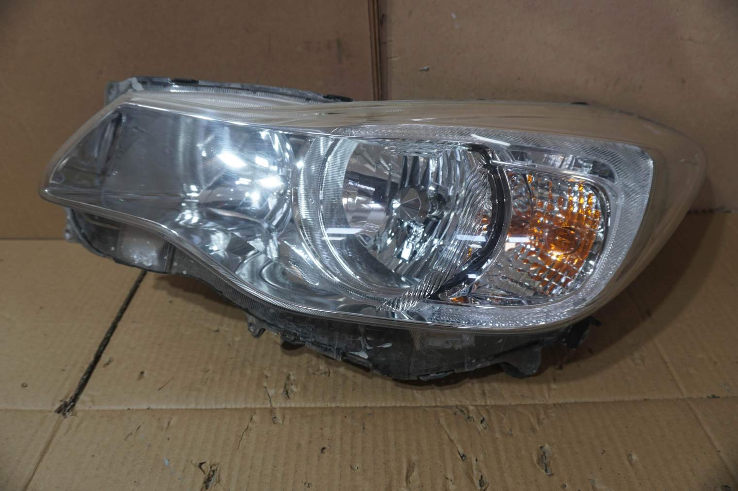 SUBARU XV GP 2011-2017R LEWA LAMPA KLOSZ 84001FJ110