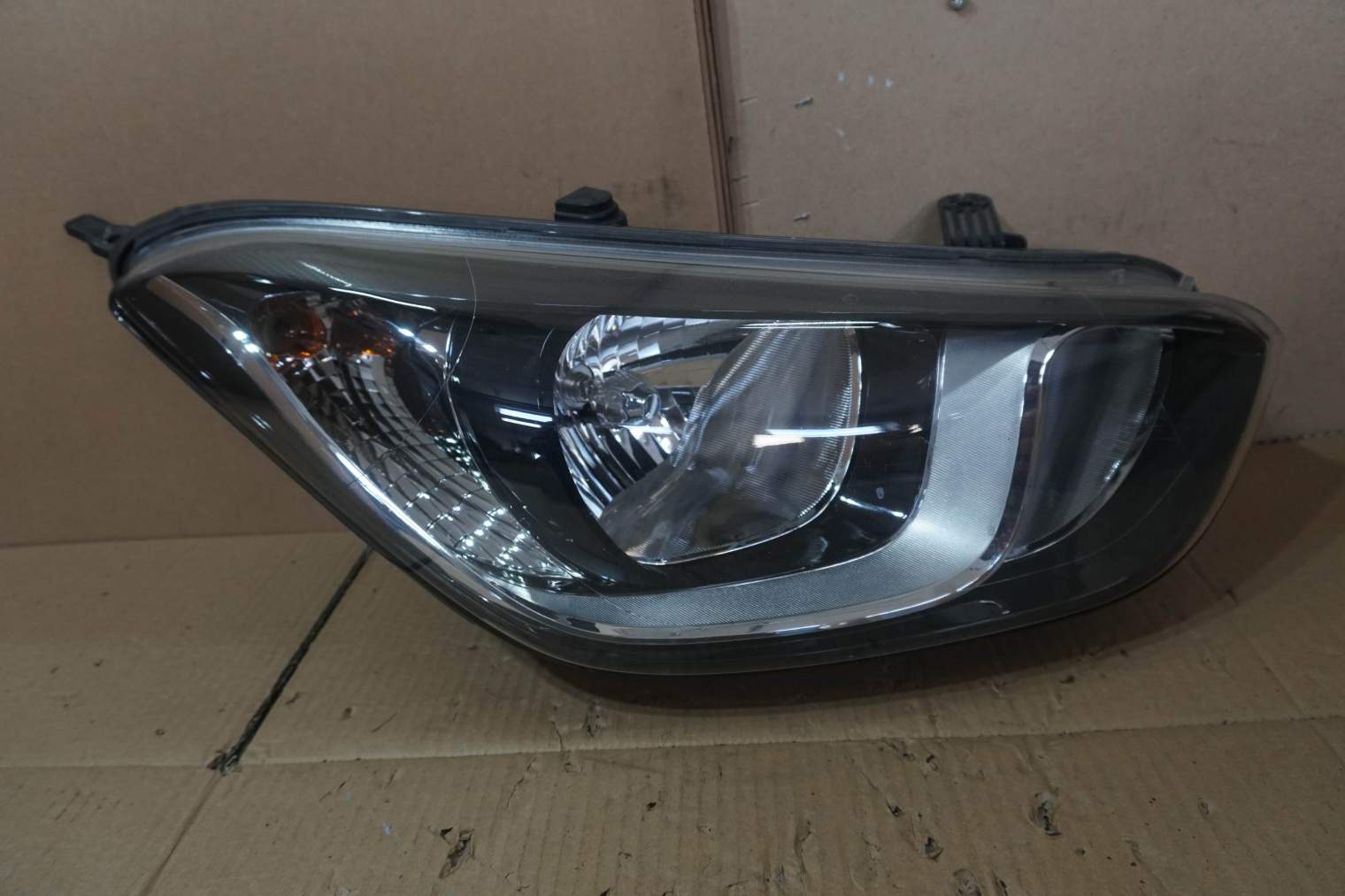 HYUNDAI i20 I LIFT 2012-2015R PRAWA LAMPA 921021J570