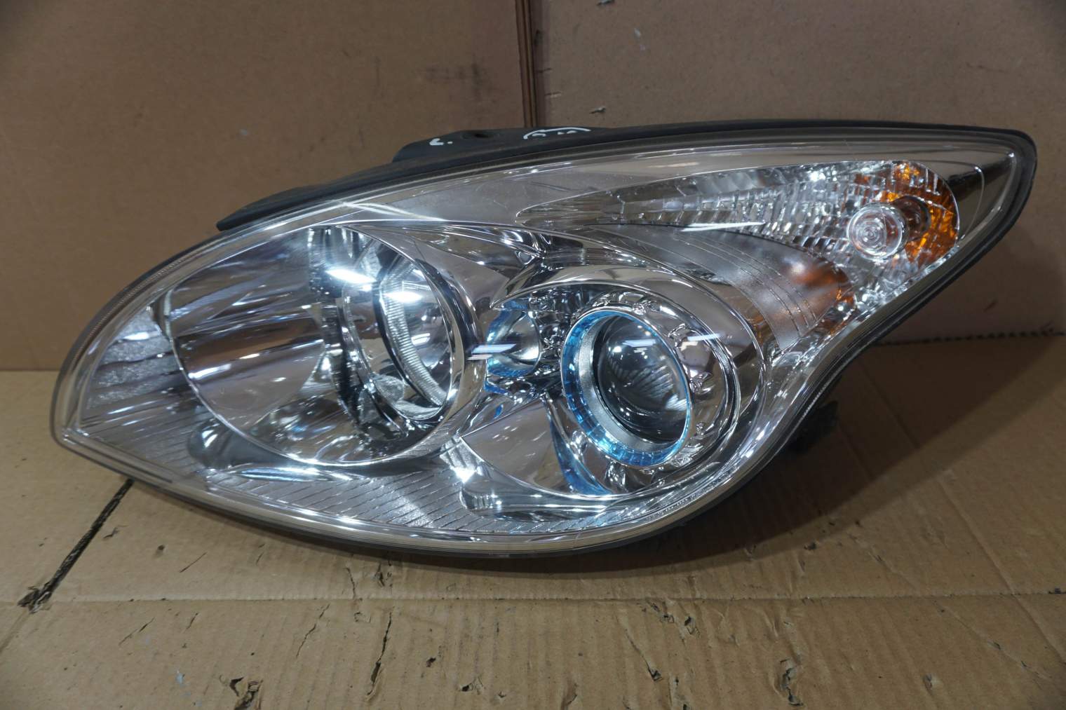 HYUNDAI I30 I LEWA LAMPA 921012L040