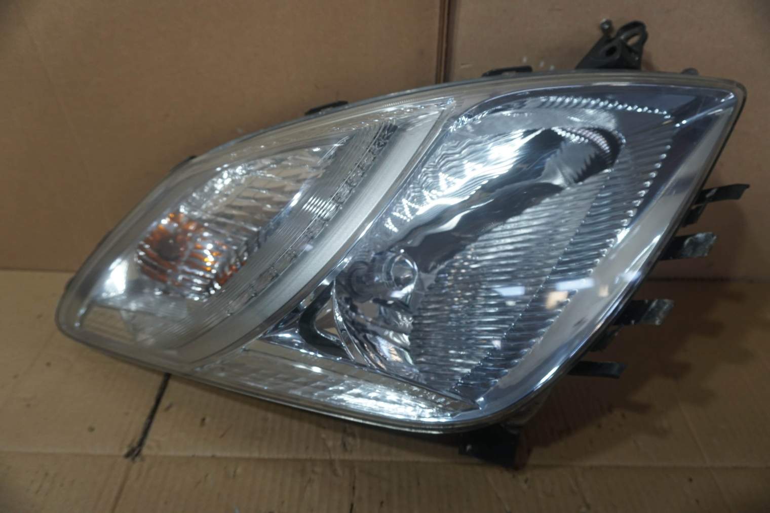 TOYOTA PRIUS II XW20 2003-2009R PRAWA LAMPA 8113047190