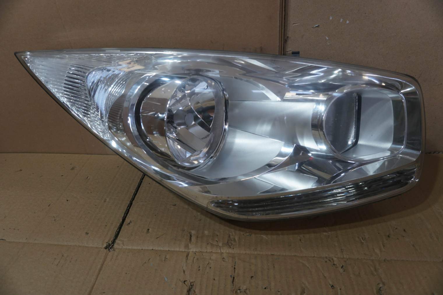 KIA VENGA LIFT 2014-2019R PRAWA LAMPA 92102-1P500