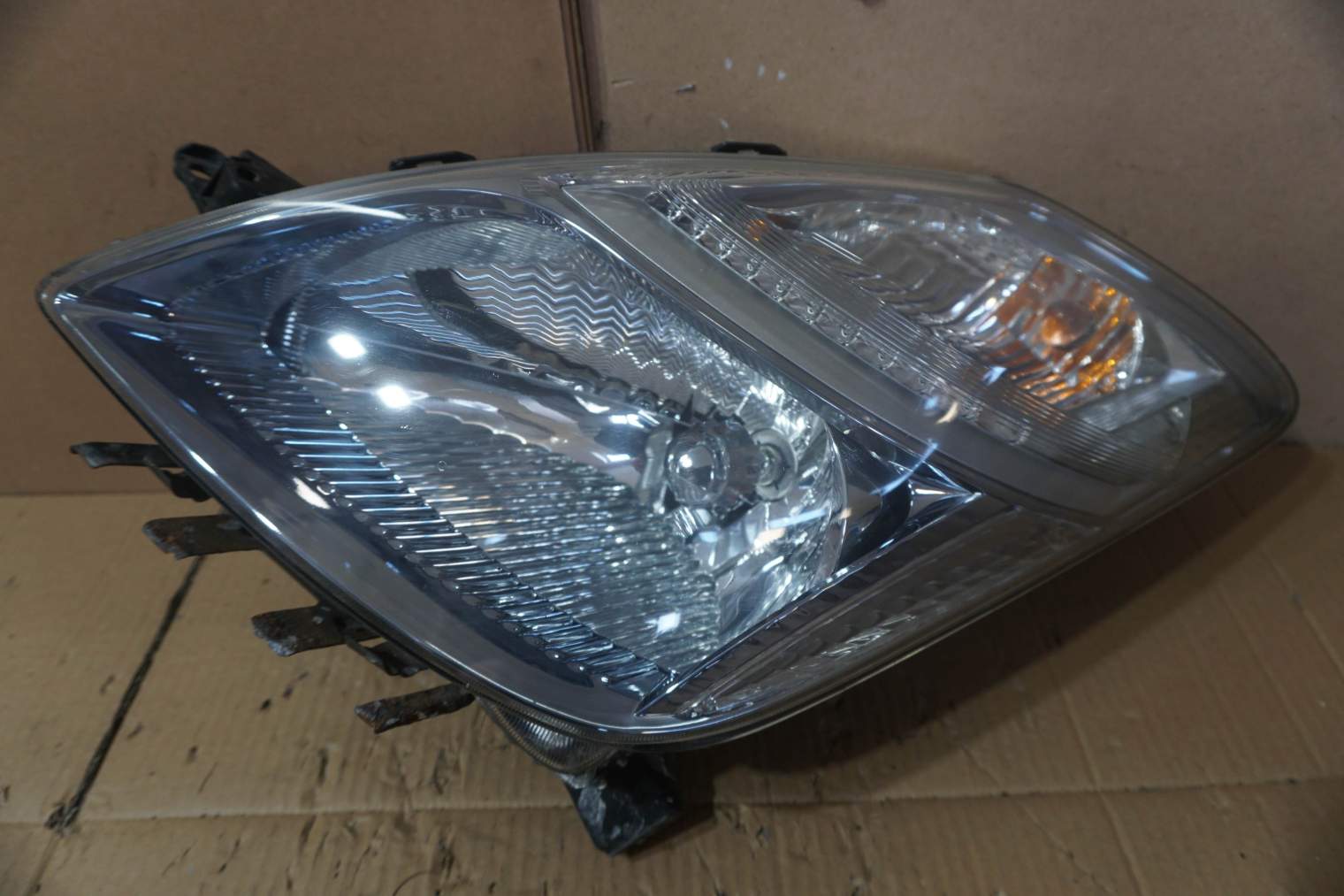 TOYOTA PRIUS II XW20 2003-2009R LEWA LAMPA 8117047190