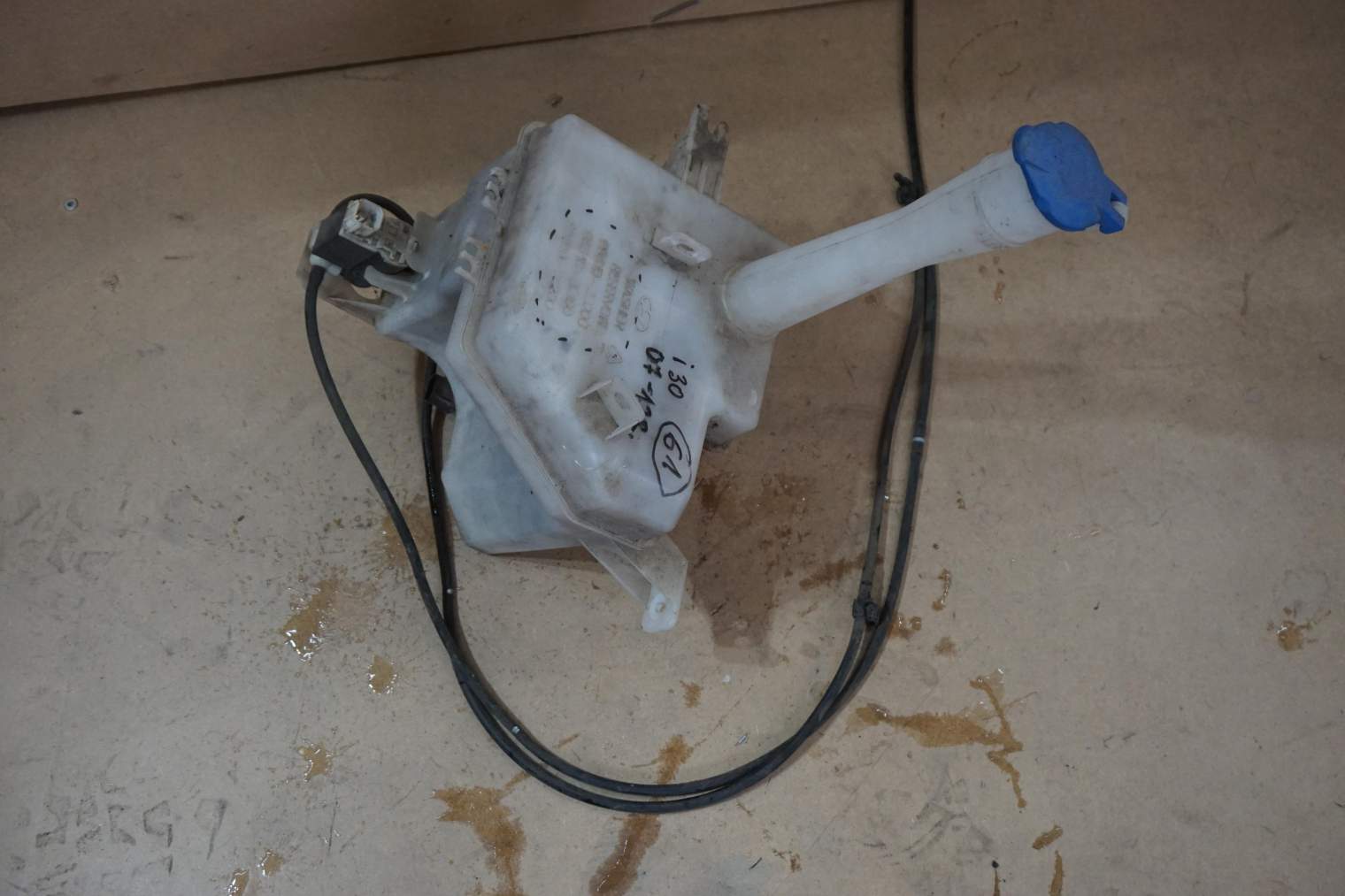 HYUNDAI I30 ZBIORNICZEK PŁYNU DO SPRYSKIWACZY 98610-2L000