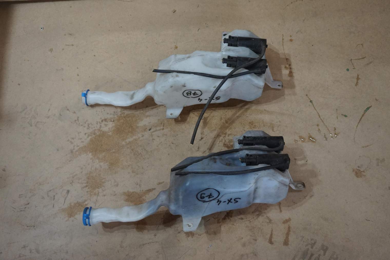 SUZUKI SX4 ZBIORNICZEK PŁYNU DO SPRYSKIWACZY 38400-79J