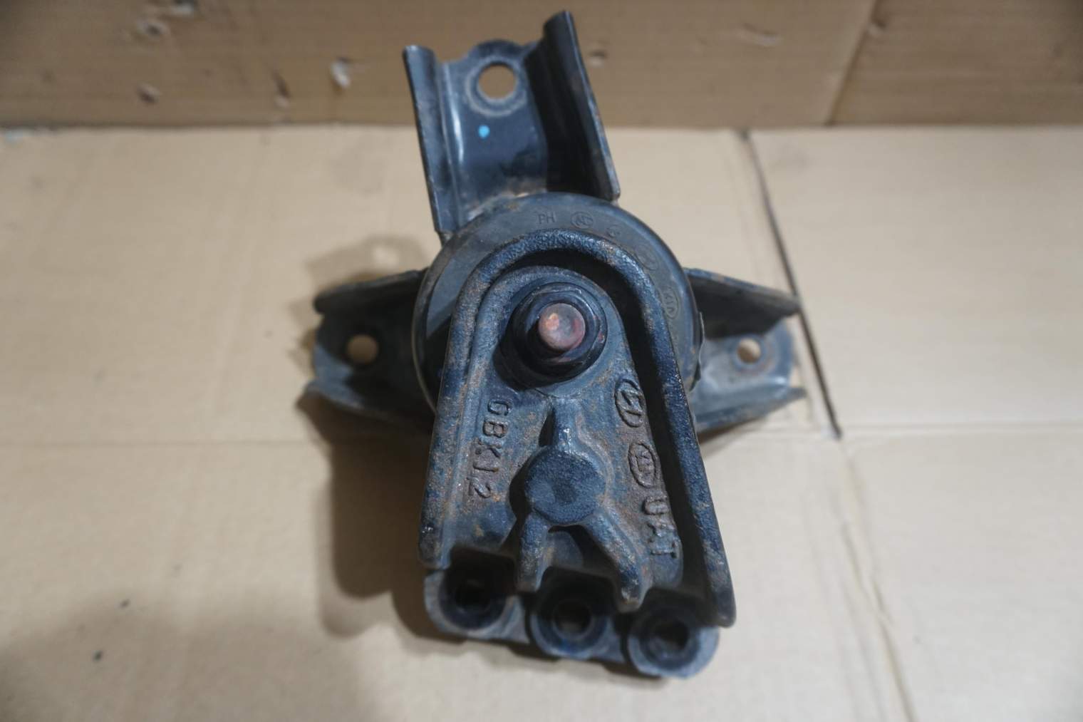 HYUNDAI I20 PRAWA PODUSZKA SILNIKA 21810C8000 - obrazek 2