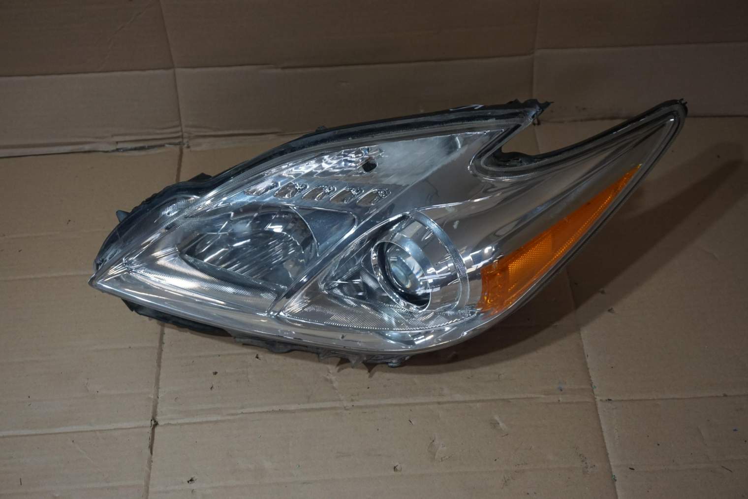 TOYOTA PRIUS III W3 2010r LAMPA PRZEDNIA LEWA UK