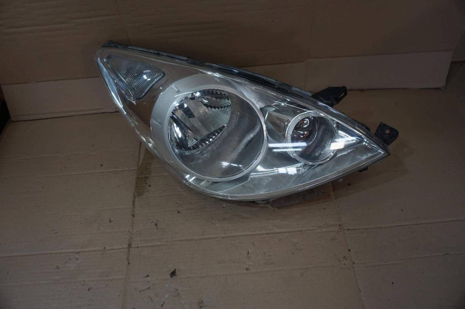 NISSAN NOTE LAMPA PRZEDNIA PRAWA