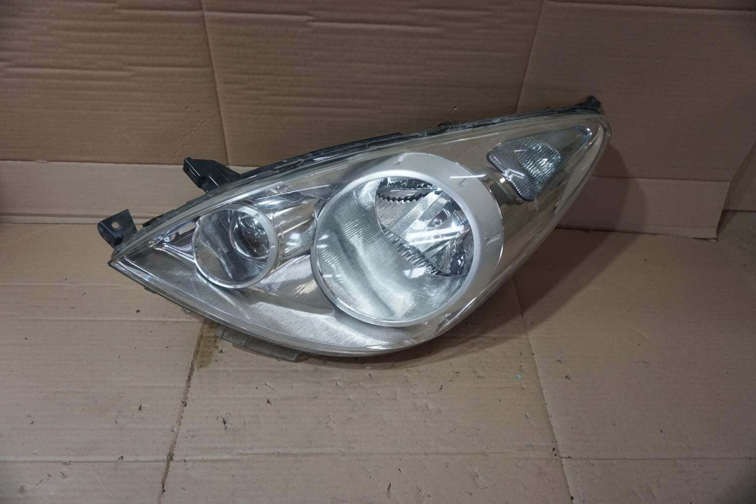 NISSAN NOTE E11 LIFT LAMPA PRZEDNIA LEWA 26060BH00B