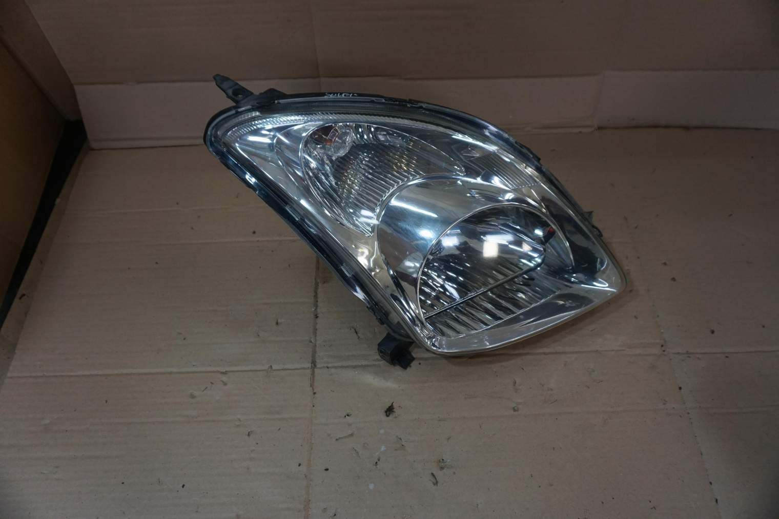 SUZUKI SWIFT MK6 LAMPA PRZEDNIA PRAWA 35100-62J01