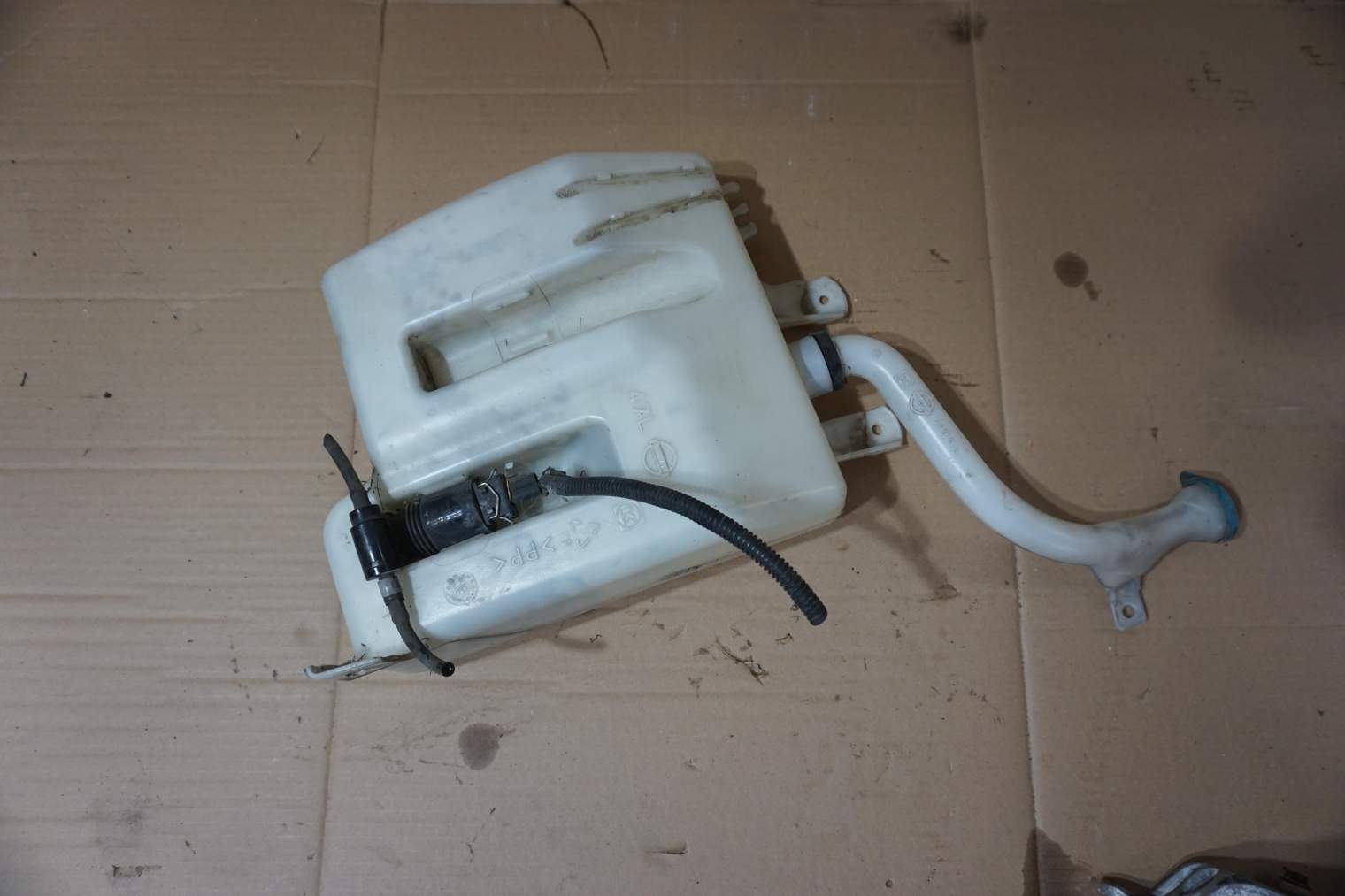 NISSAN NOTE E11 ZBIORNIK PŁYNU SPRYSKIWACZY