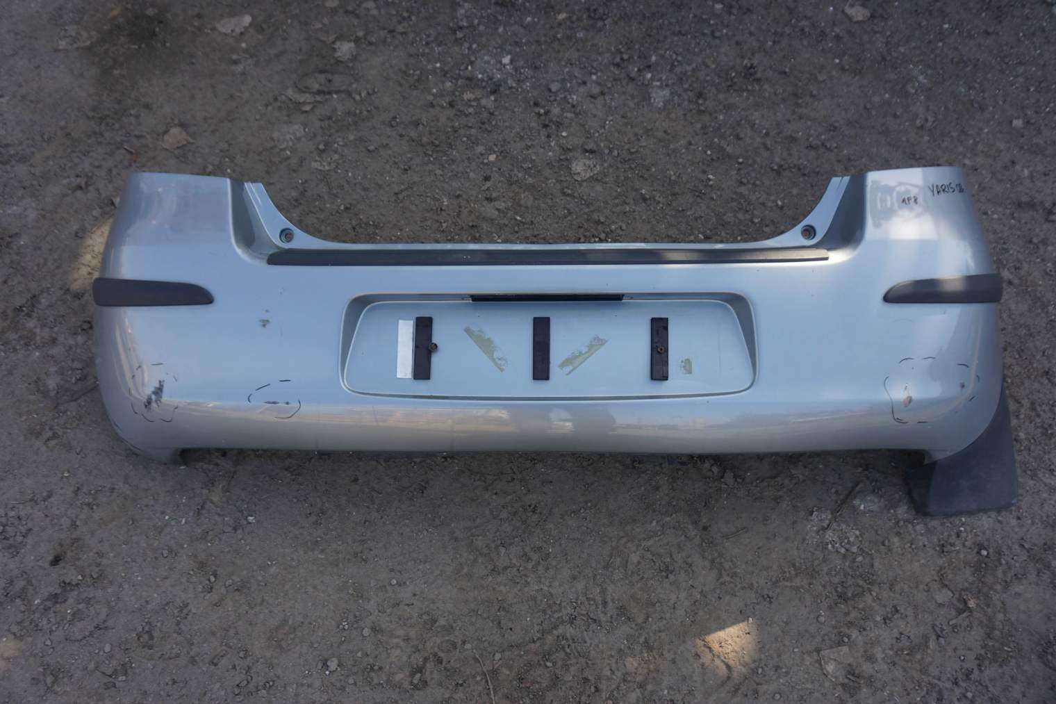 TOYOTA YARIS II TYLNY ZDERZAK KOLOR 1F8