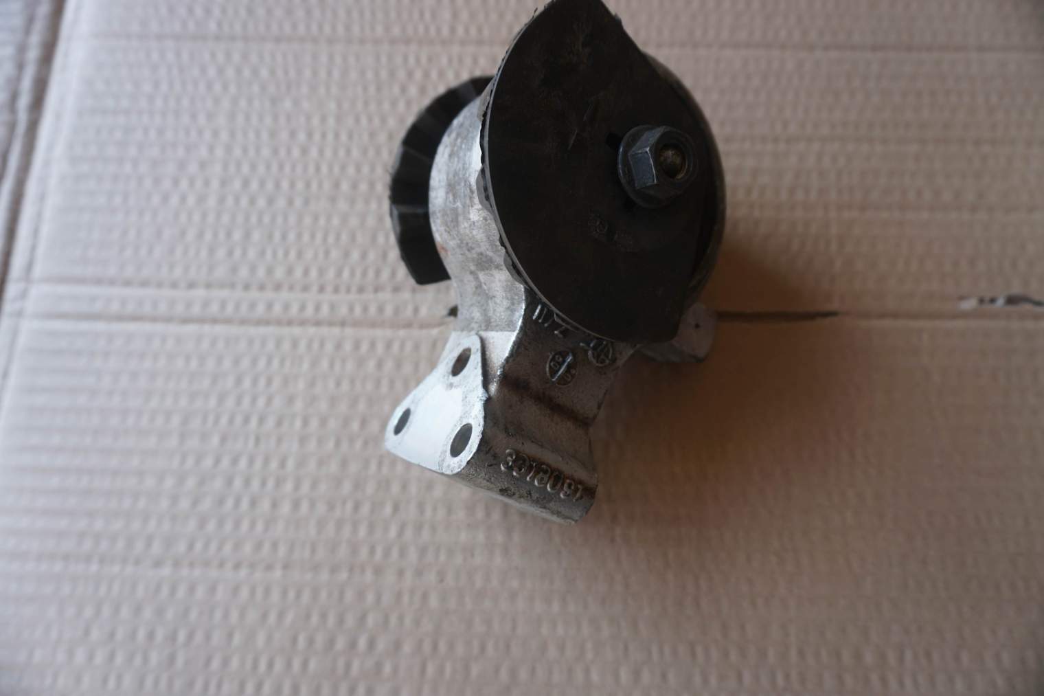 MITSUBISHI PODUSZKA SILNIKA 3318091