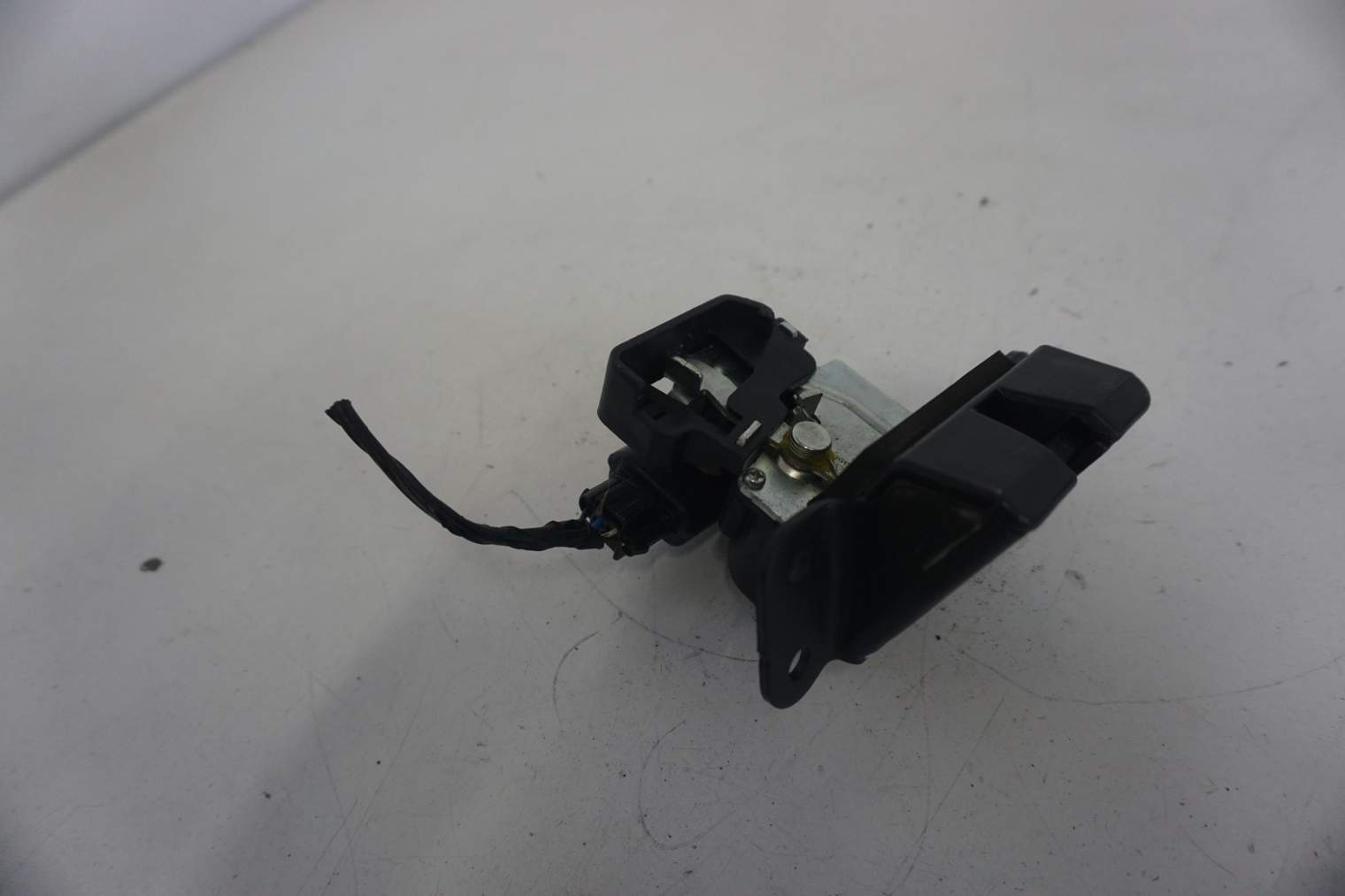 KIA SPORTAGE III ZAMEK KLAPY BAGAŻNIKA 81230-3W000