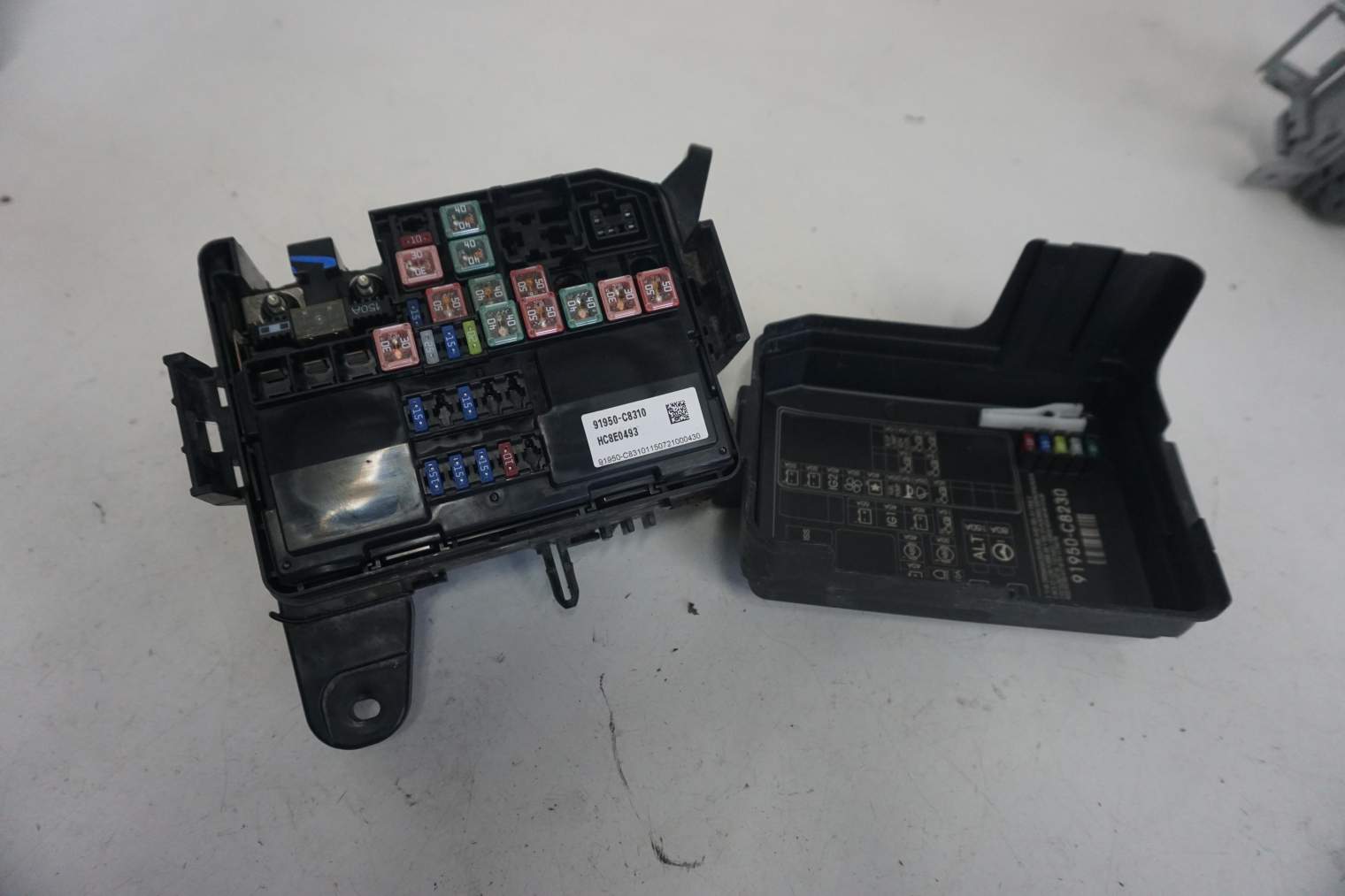 HYUNDAI i20 II OBUDOWA BEZPIECZNIKÓW 91950-C8310