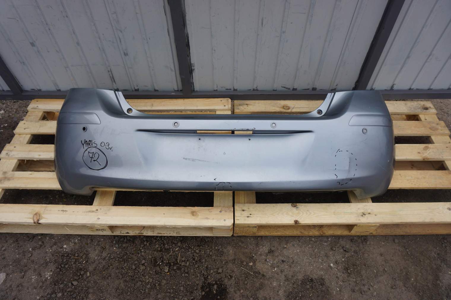 TOYOTA YARIS II LIFT TYLNY ZDERZAK
