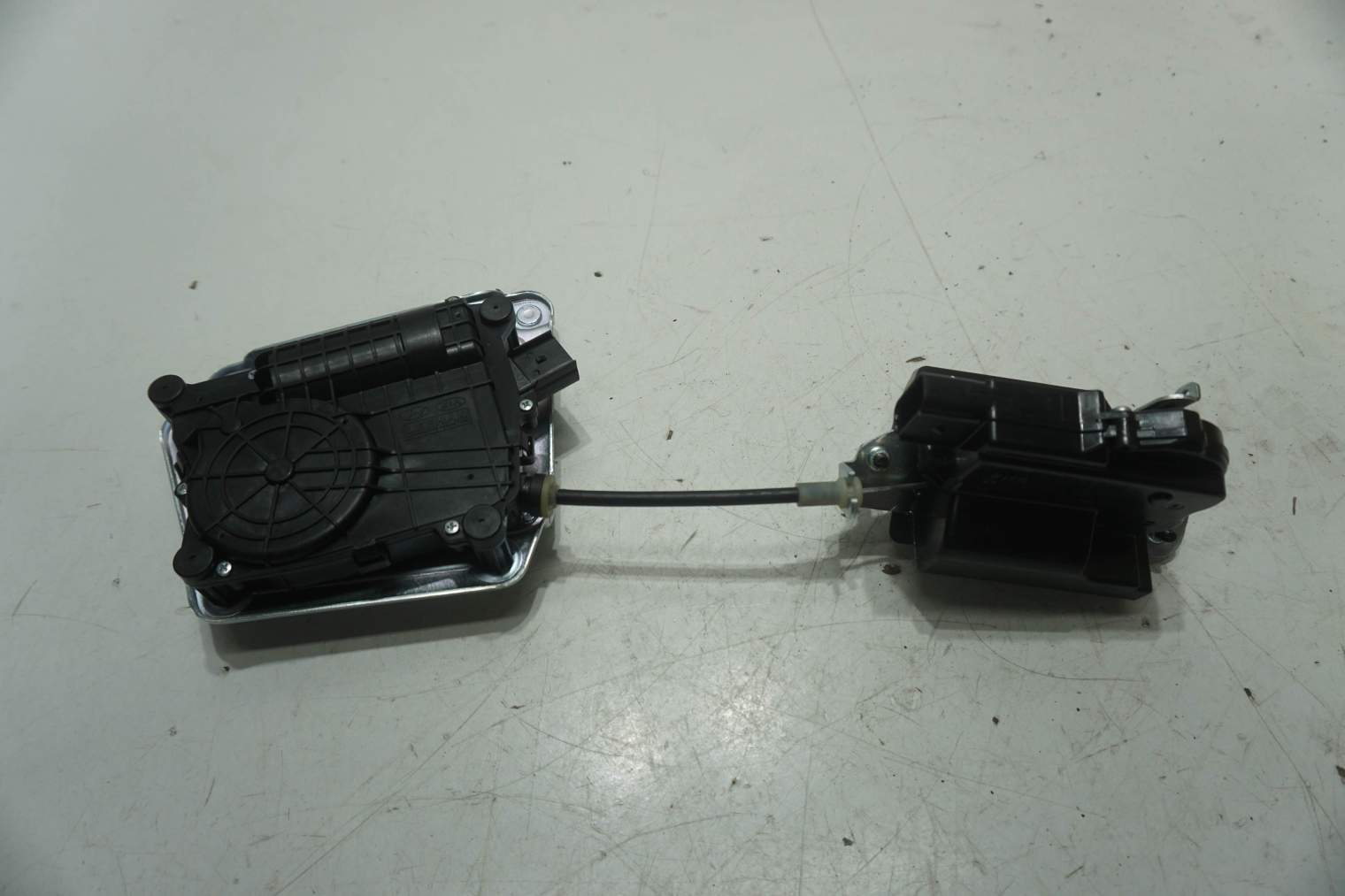 Hyundai I40 ZAMEK KLAPY BAGAZNIKA 812303Z100