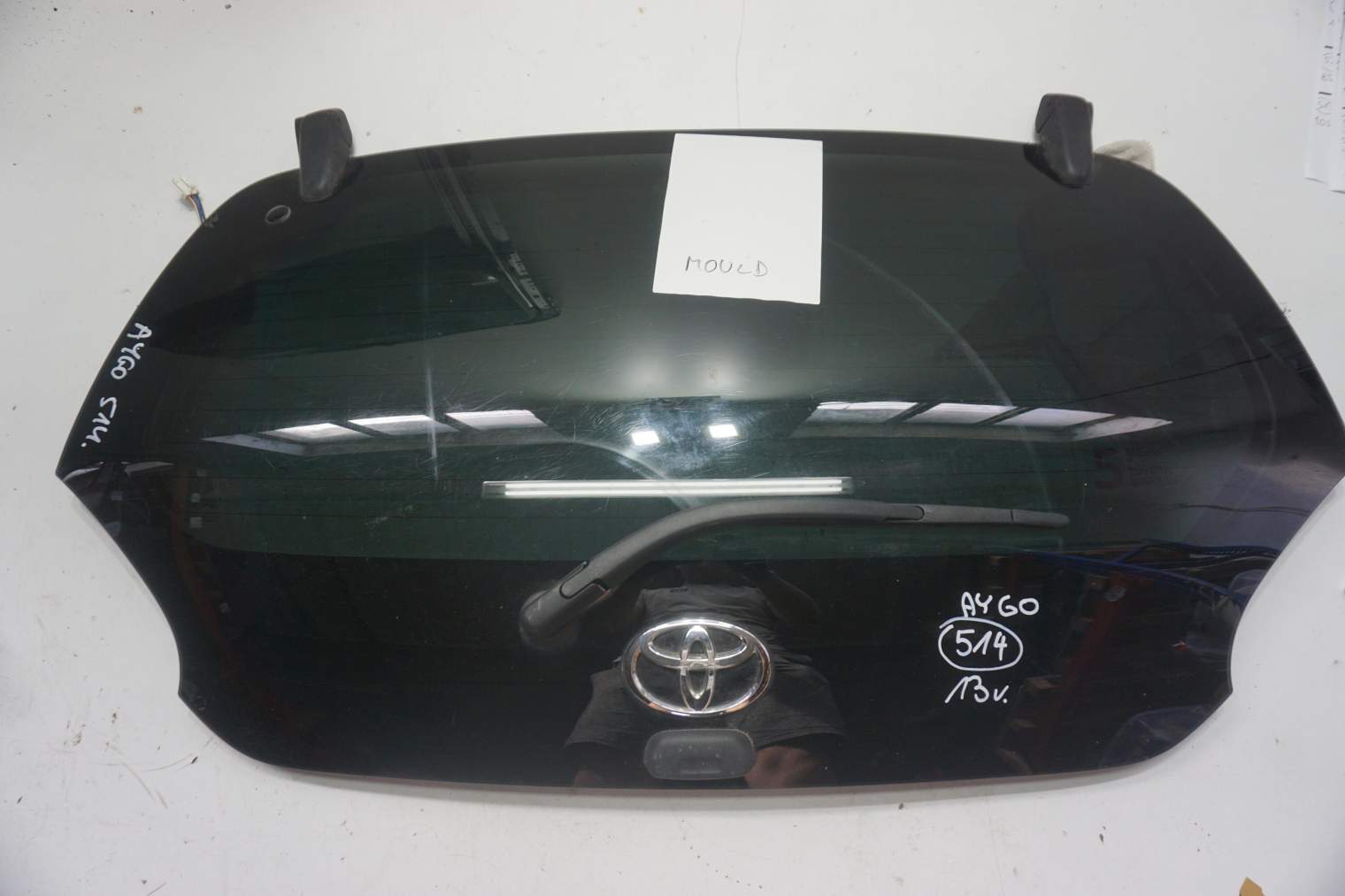 TOYOTA AYGO SZYBA TYLNA KLAPA BAGAŻNIKA 681050H091
