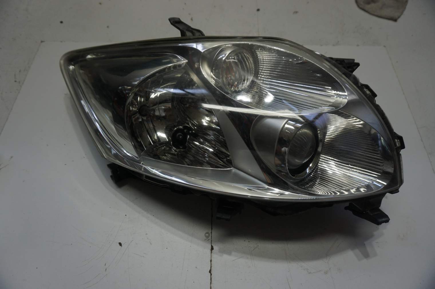 TOYOTA AURIS I E15 LAMPA PRZEDNIA PRAWA 81110-02480