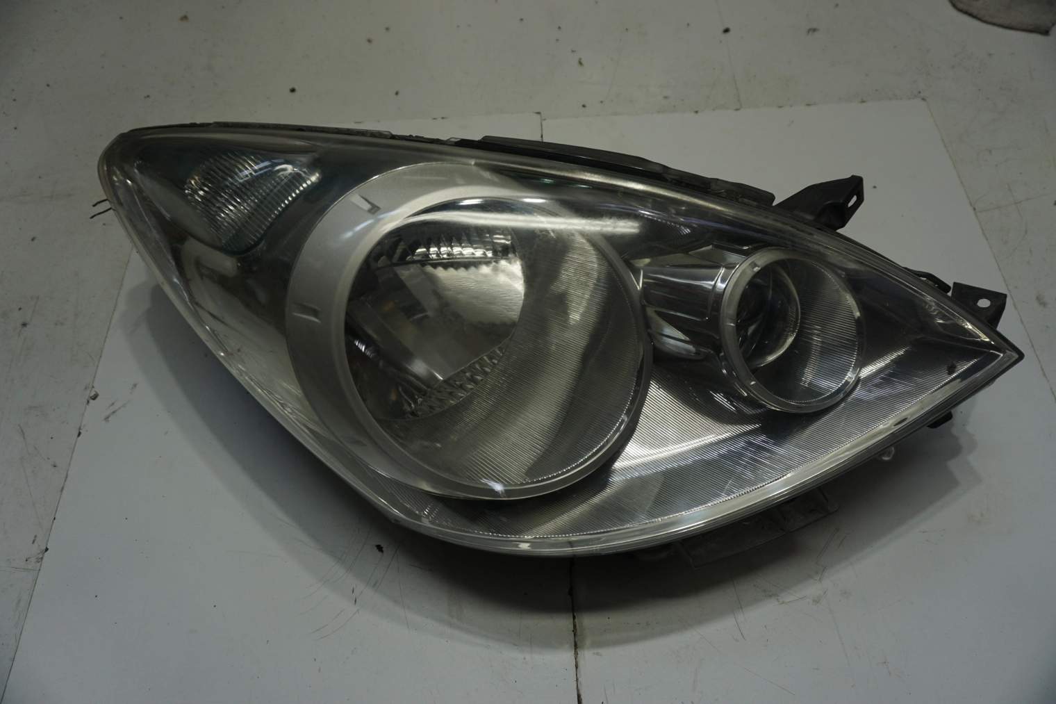 NISSAN NOTE I E11 LIFT LAMPA PRZEDNIA PRAWA 26010BH10B