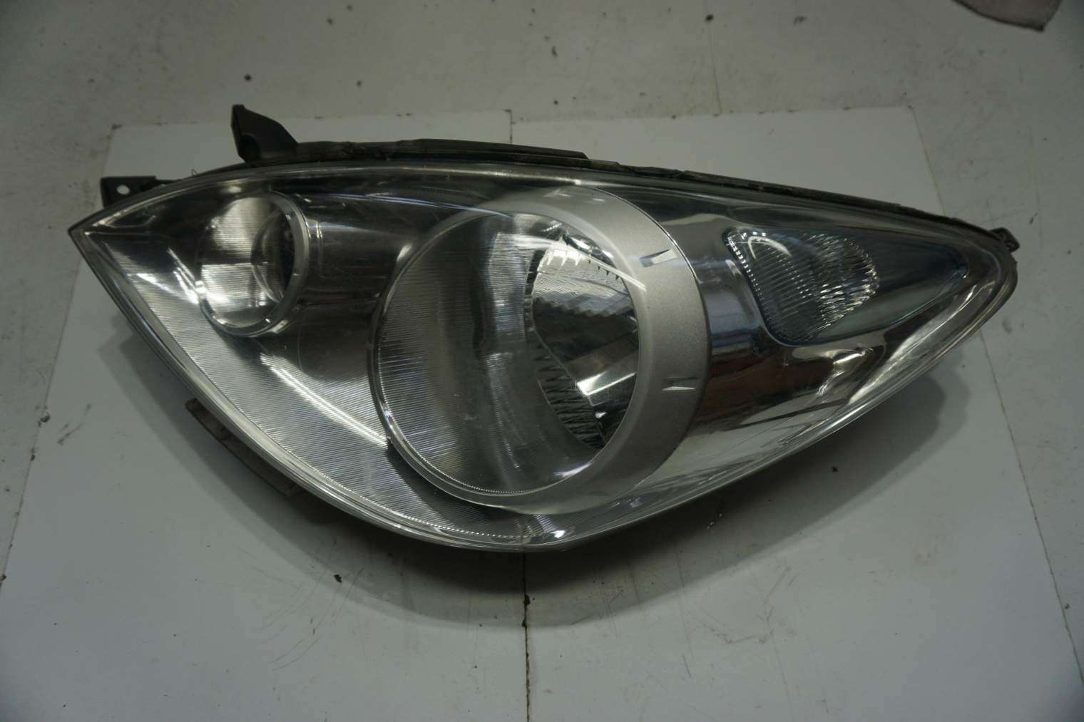 NISSAN NOTE I E11 LIFT LAMPA PRZEDNIA LEWA 26060BH00A