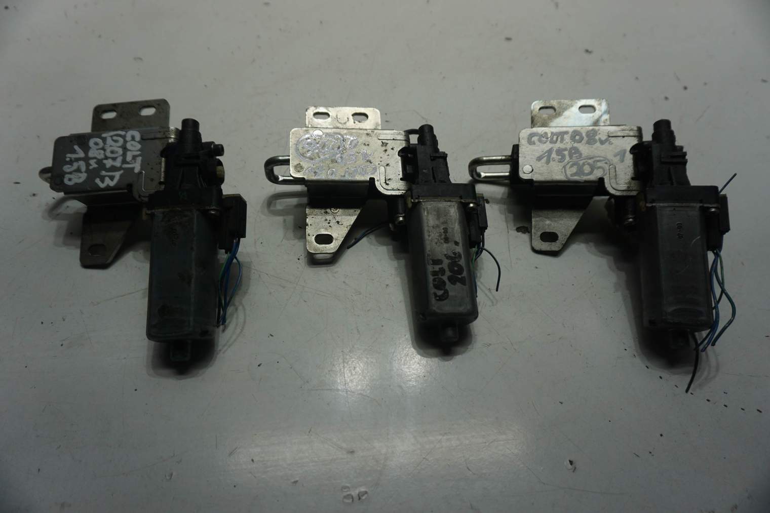 MITSUBISHI COLT CABRIO ZAMEK KLAPY BAGAZNIKA MN301897