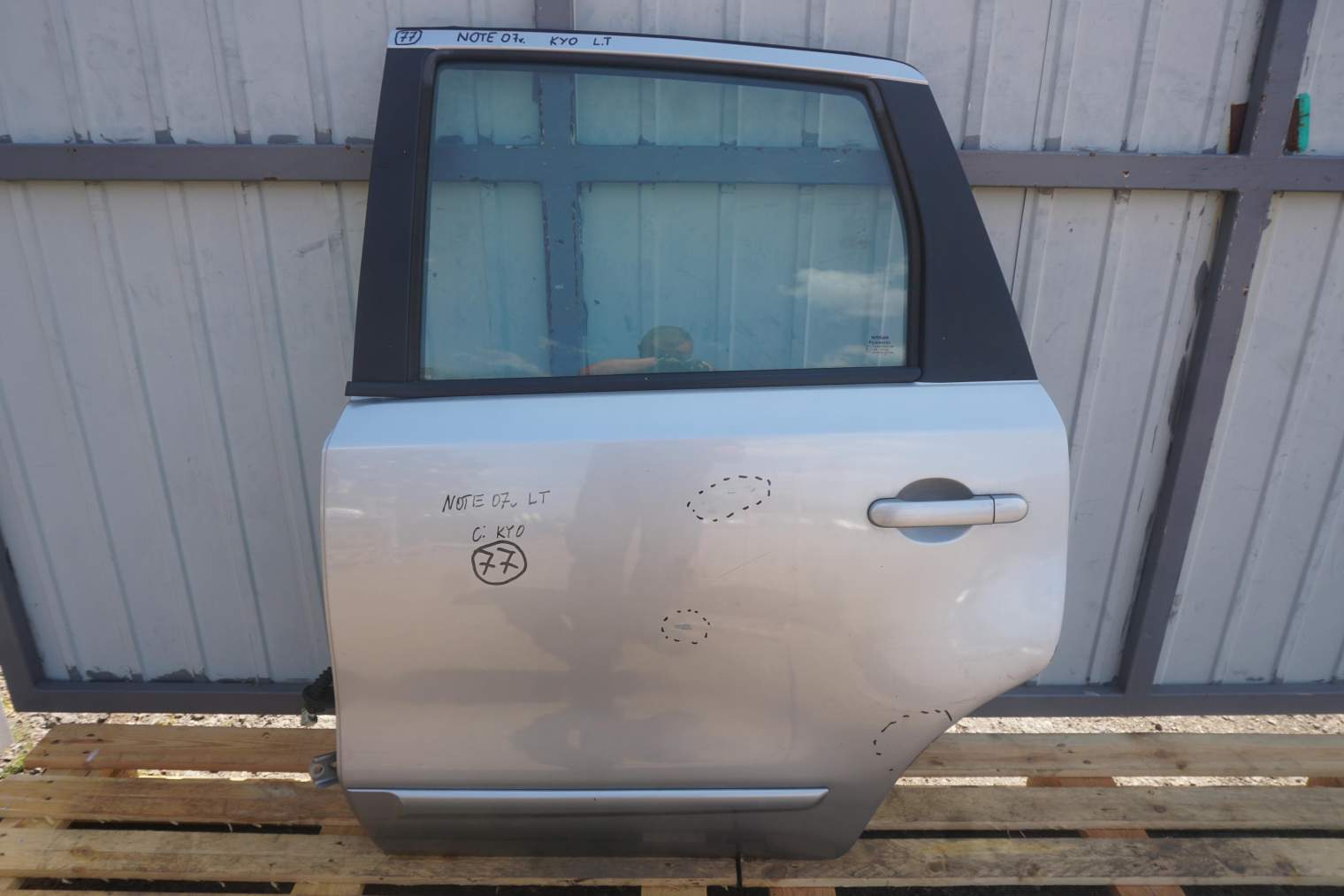 NISSAN NOTE I E11 DRZWI TYLNE LEWE KY0