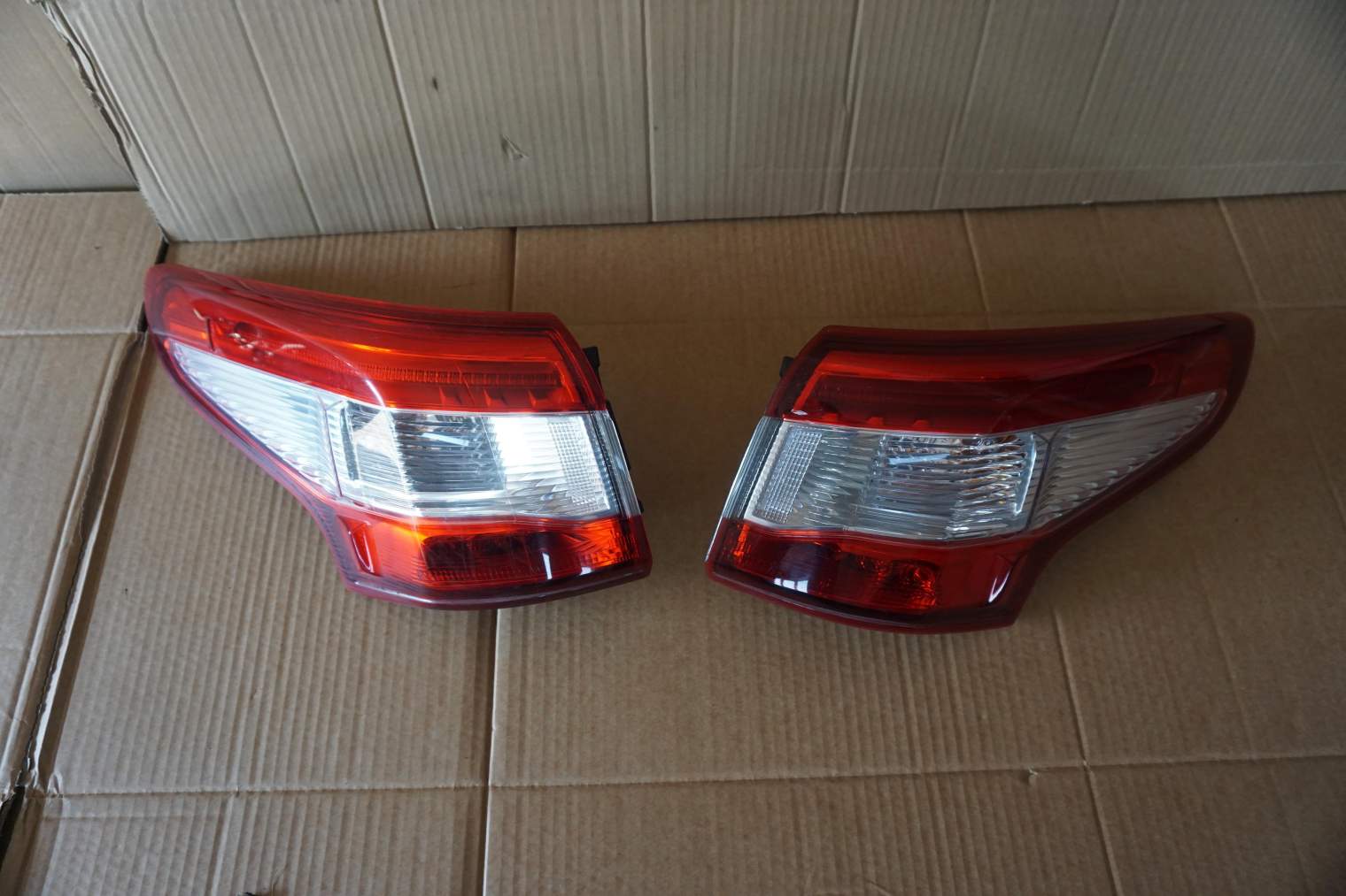 NISSAN QASHQAI J11LAMPA TYLNA LEWA PRAWA 265554EA0A 265504EA0A